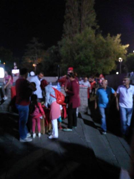 С повязками и флагами