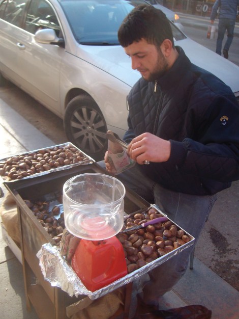 Сезон каштанов на тусовочном проспекте Tunalı Hilmi открыт