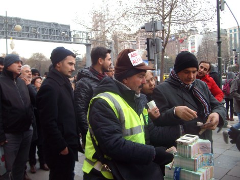 Бойкая продажа лотерей в центре Анкары